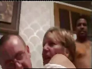 عروس در عکس متحرک سک ...