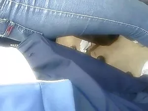 سبزه زیبا پشت سرش را ...